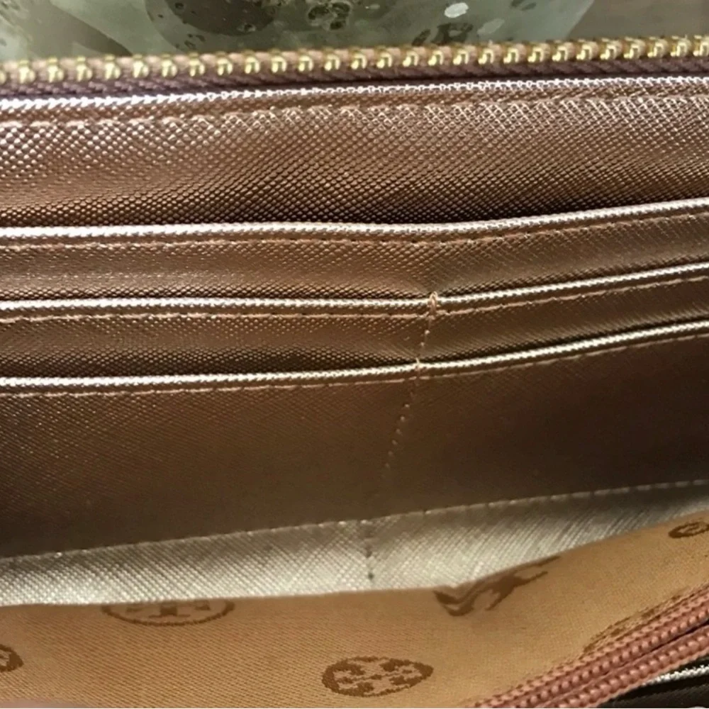 Tory Burch Robinson zip continental wallet in a metallic rose gold W/ Dust bag - Picture 6 of 11